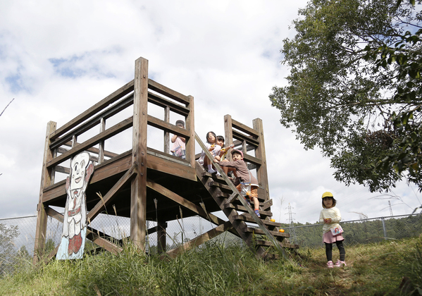 絵本を楽しむ子どもたち (5)